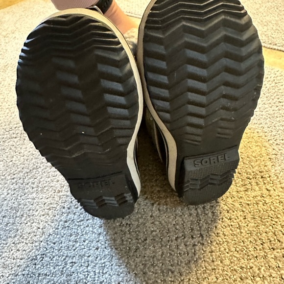 Youth Sorel snow boots like new size 2 - Picture 3 of 4